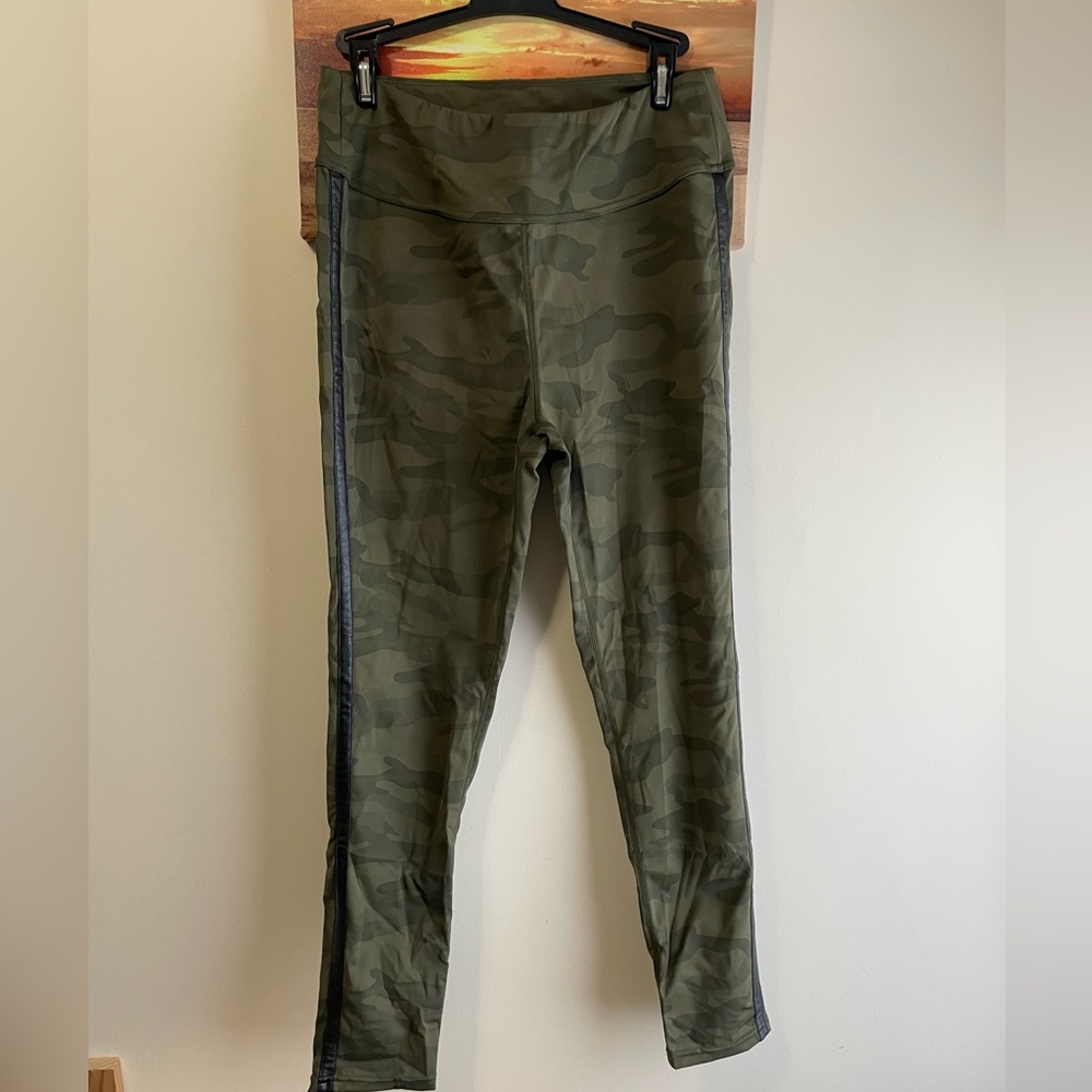 White birch athletic leggings ankle length faux leather green camo Large nwot